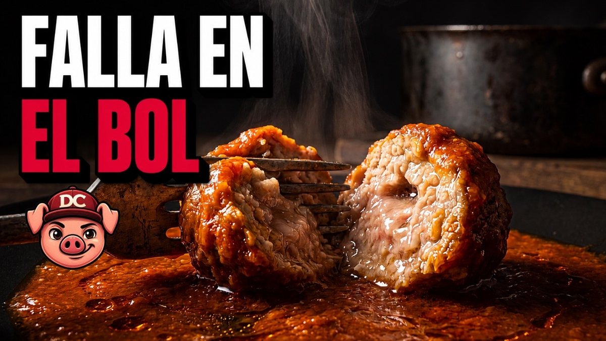 Plato de albóndigas caseras jugosas en salsa de tomate, cortadas por la mitad