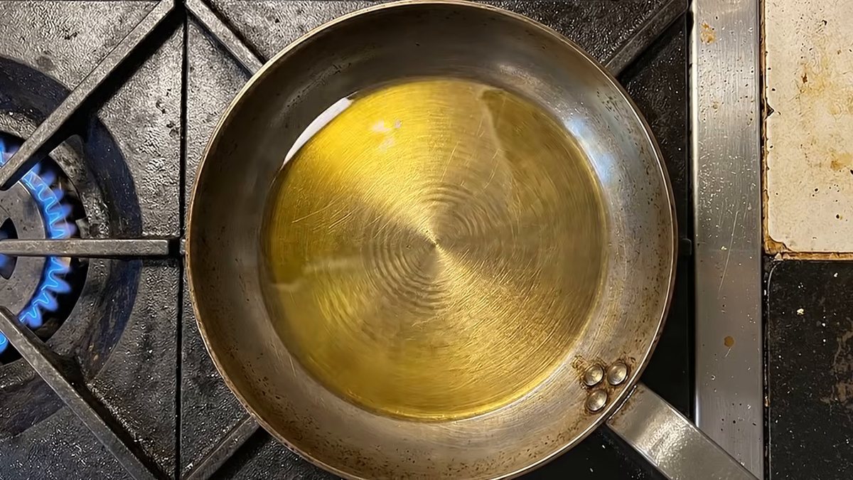 El sellado no cocina la albóndiga: le pone un escudo: fotograma del vídeo de El Cuchinero
