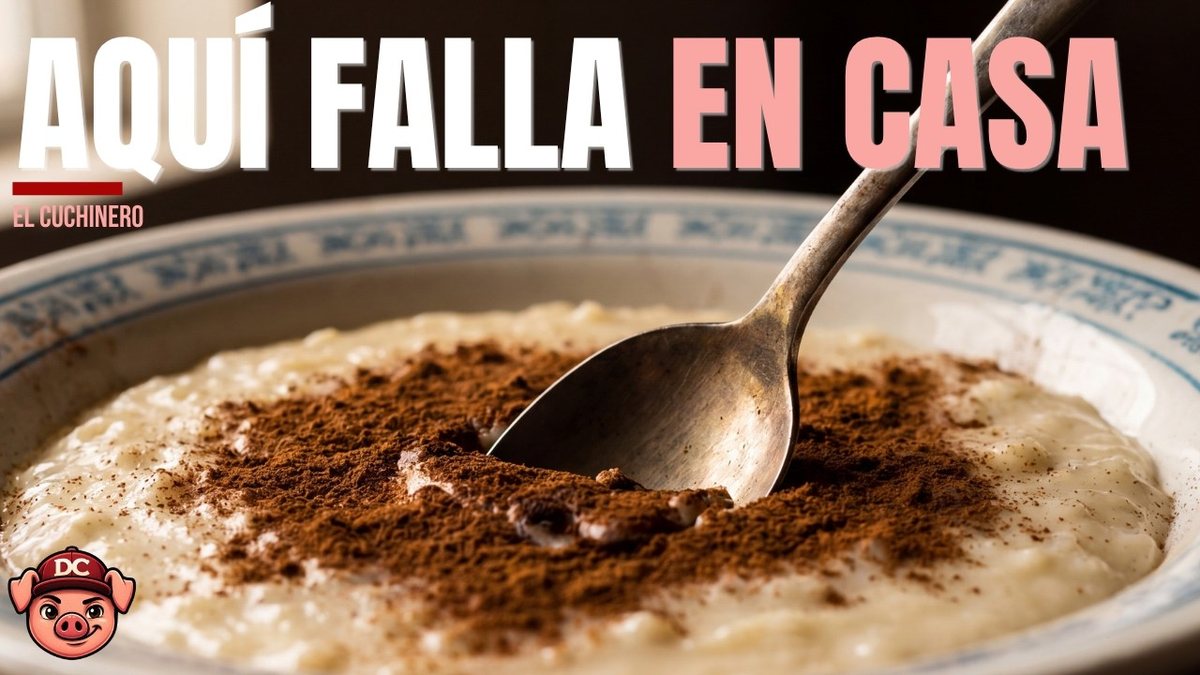 Cuenco de arroz con leche cremoso con capa de canela sobre la superficie clara