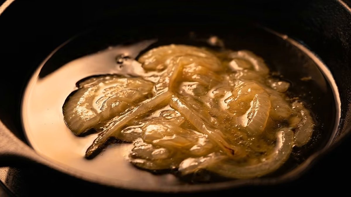 El sofrito no está hecho cuando la cebolla se dora: fotograma del vídeo de El Cuchinero