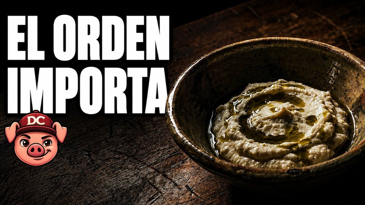 Cuenco de mazamorra cordobesa espesa y blanca con aceituna negra, almendras tost