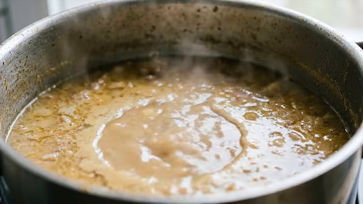 La hoja de berza es un escudo térmico, no un adorno rústico: fotograma del vídeo de El Cuchinero