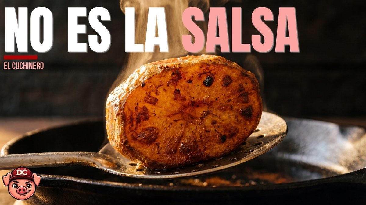 Patatas bravas de bar con salsa de tomate y pimentón sobre patata dorada y cruji