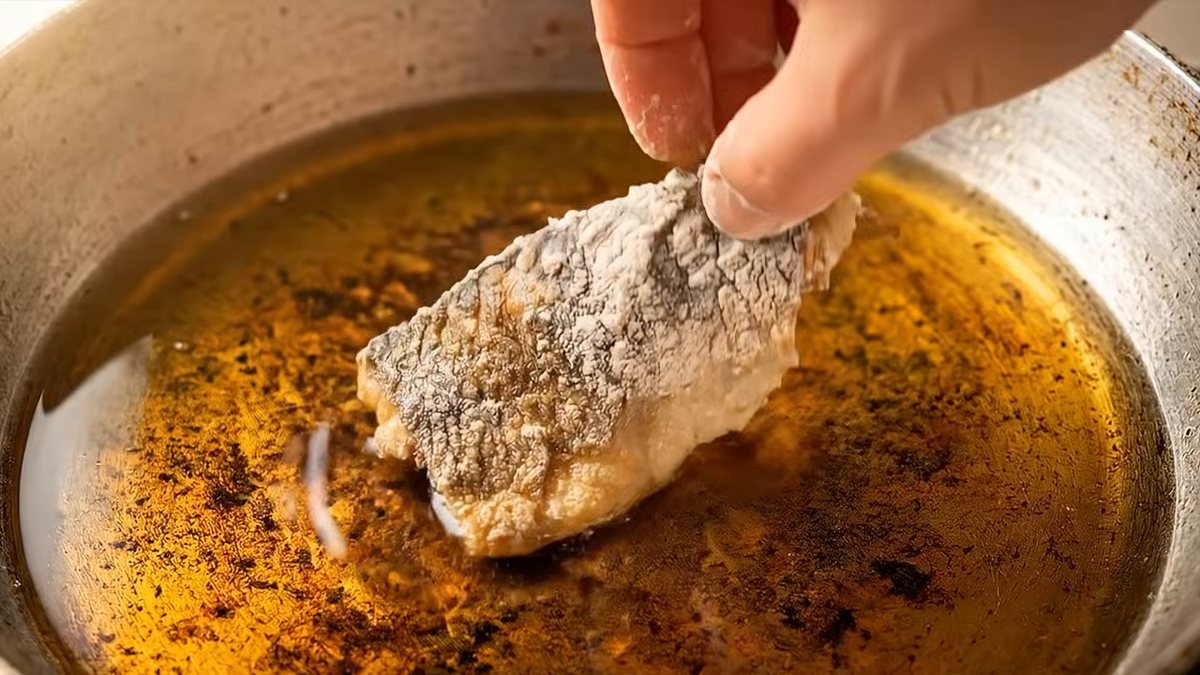 El crujido no es el aceite. Es el agua saliendo a tiempo: fotograma del vídeo de El Cuchinero