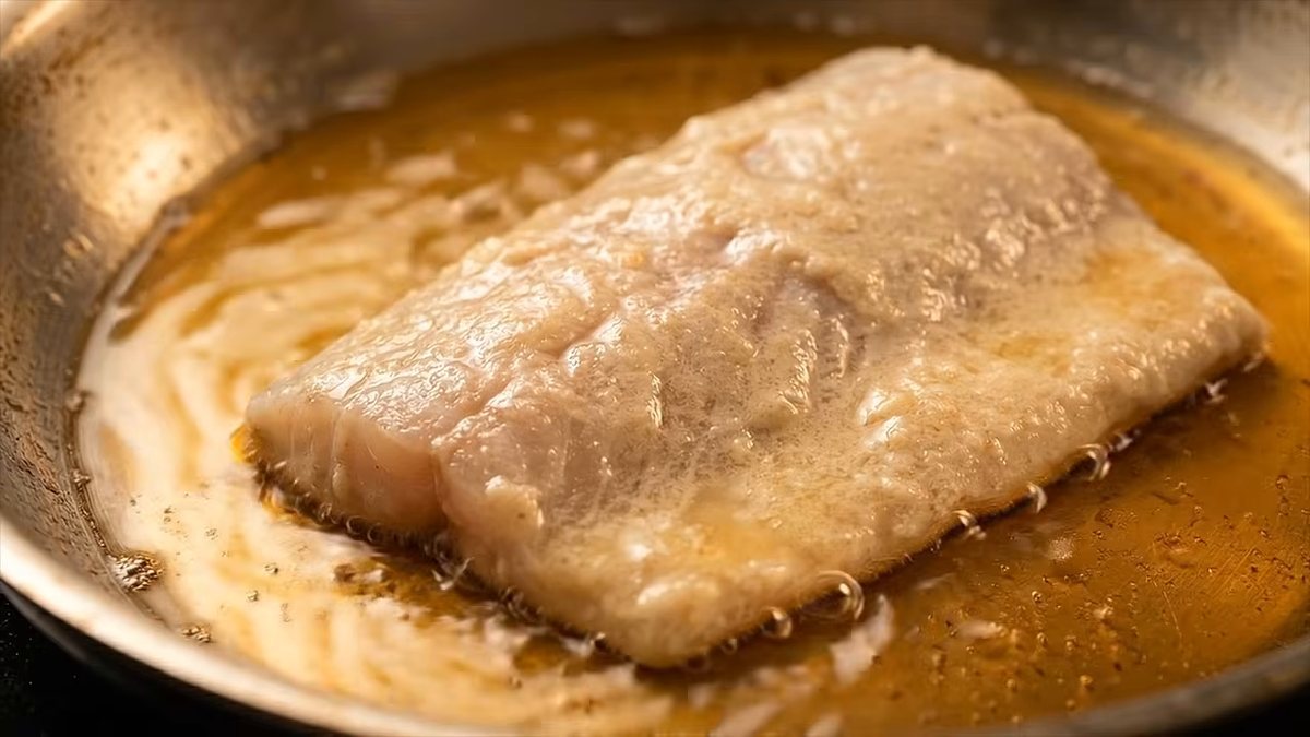 La harina no empapa el pescado. Lo empapa el tiempo que la dejas puesta: fotograma del vídeo de El Cuchinero