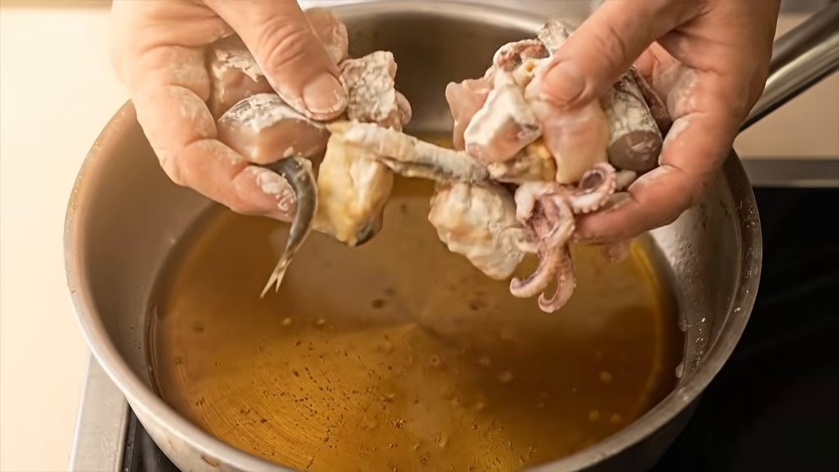 Dos dedos de aceite y seis trozos: el momento en que se apaga la fritura: fotograma del vídeo de El Cuchinero