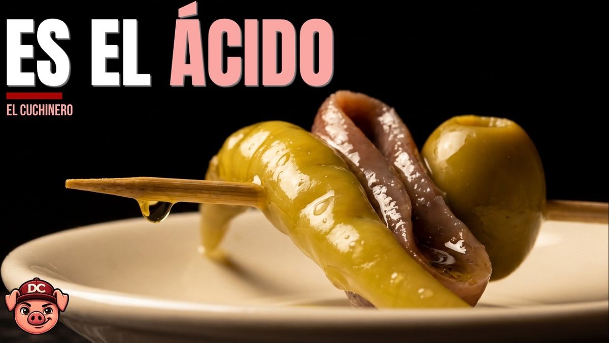 Pincho gilda de bar montado en palillo con piparra, anchoa en aceite y aceituna 