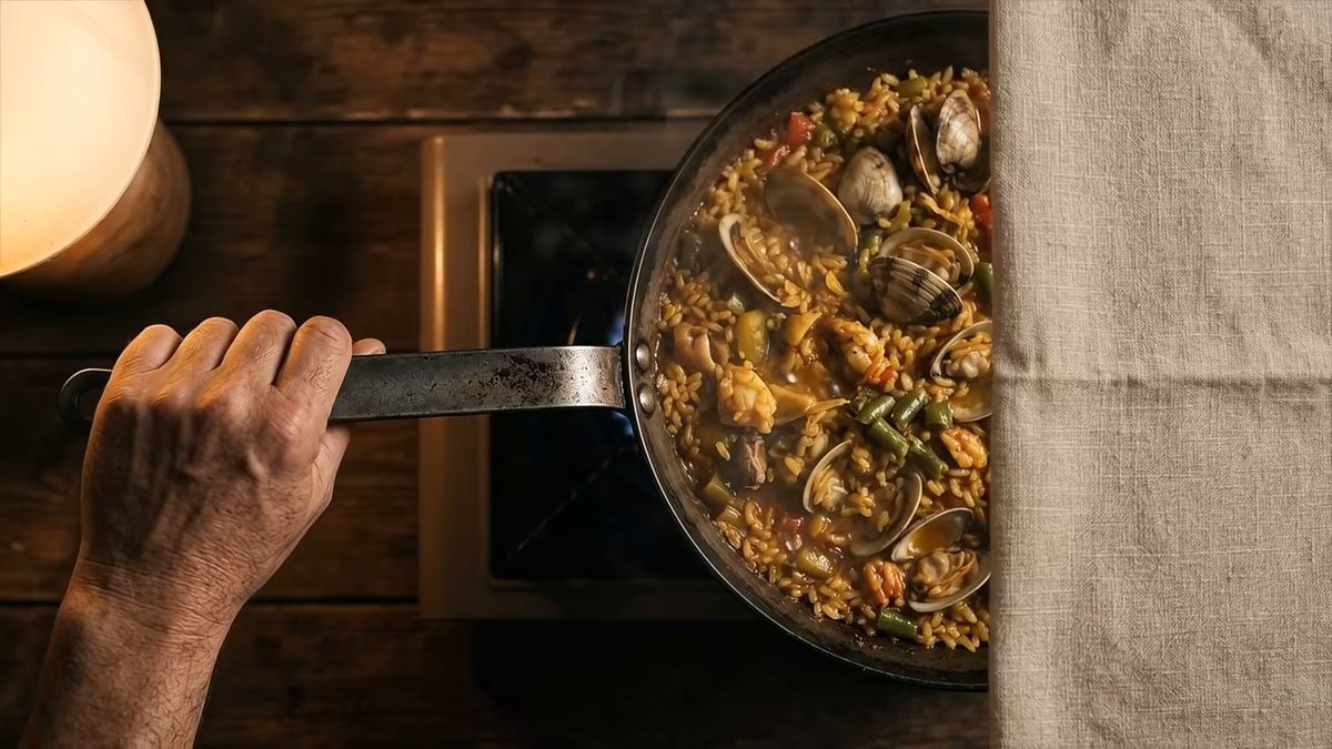 Si no puedes hacer el fuego más grande, mueve la paella: fotograma del vídeo de El Cuchinero