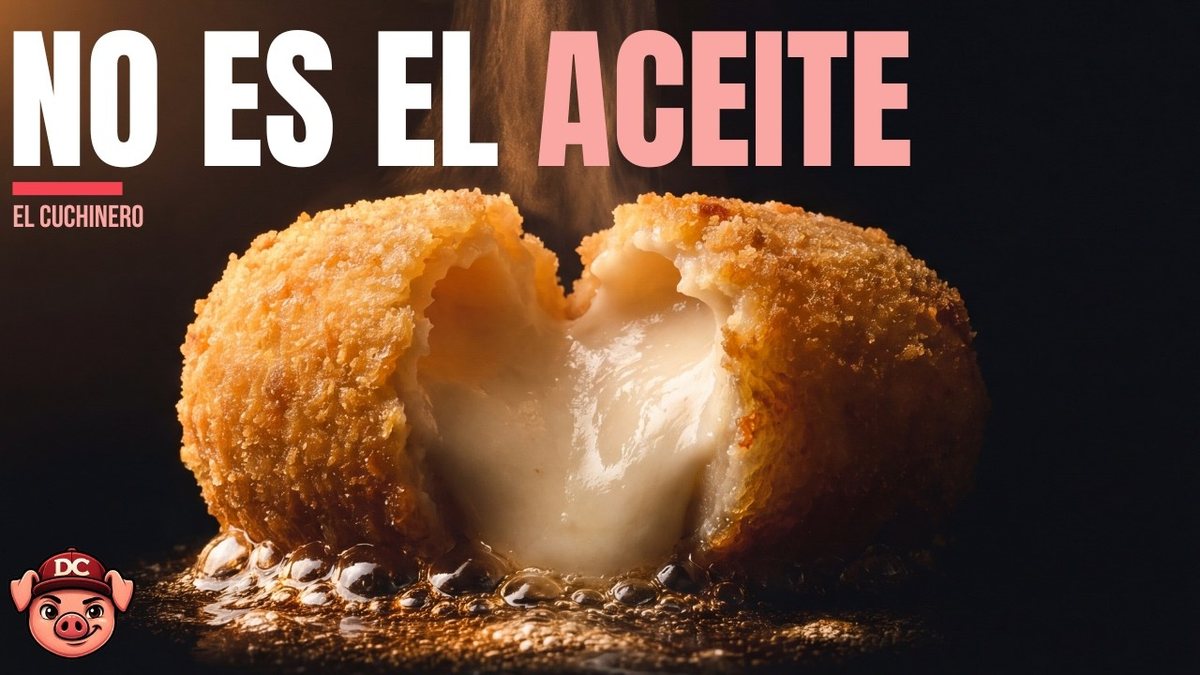 Croquetas de jamón fritas y una abierta por la mitad, para explicar por qué se abren las croquetas al freír