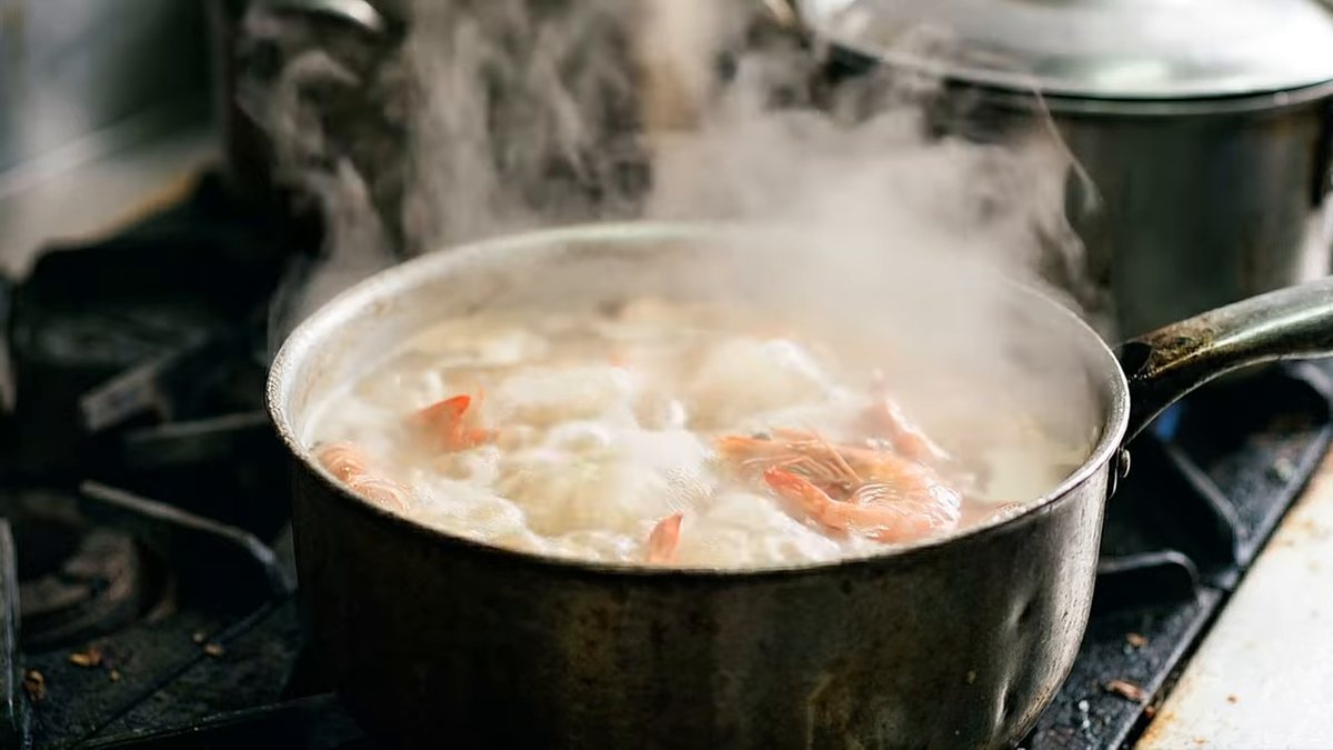El choque térmico que separa la carne del caparazón: fotograma del vídeo de El Cuchinero
