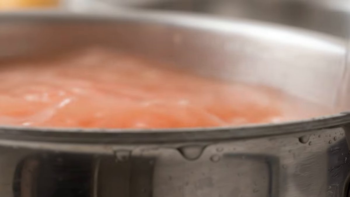 El error al echar el tomate que arruina el sofrito: fotograma del vídeo de El Cuchinero
