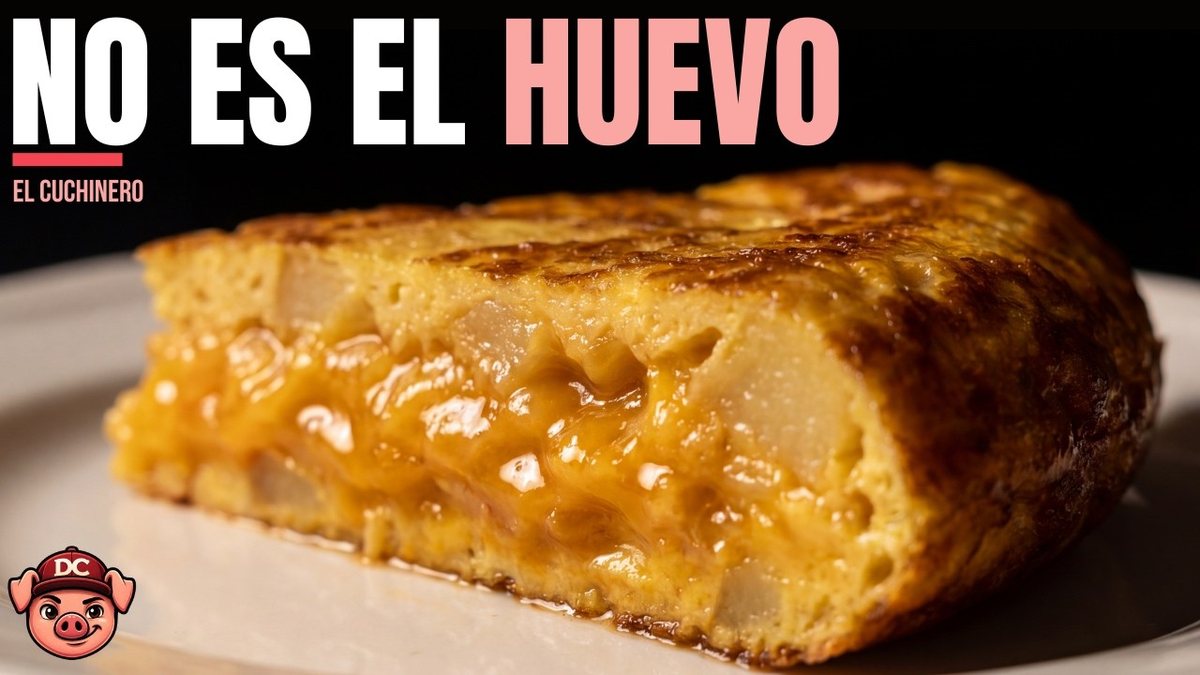 Porción de tortilla de patata jugosa con el centro húmedo y la patata blanda