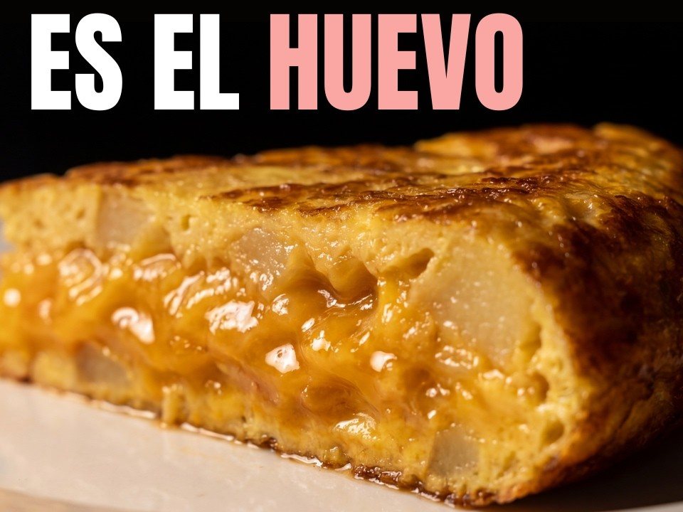 Porción de tortilla de patata jugosa con el centro húmedo y la patata blanda